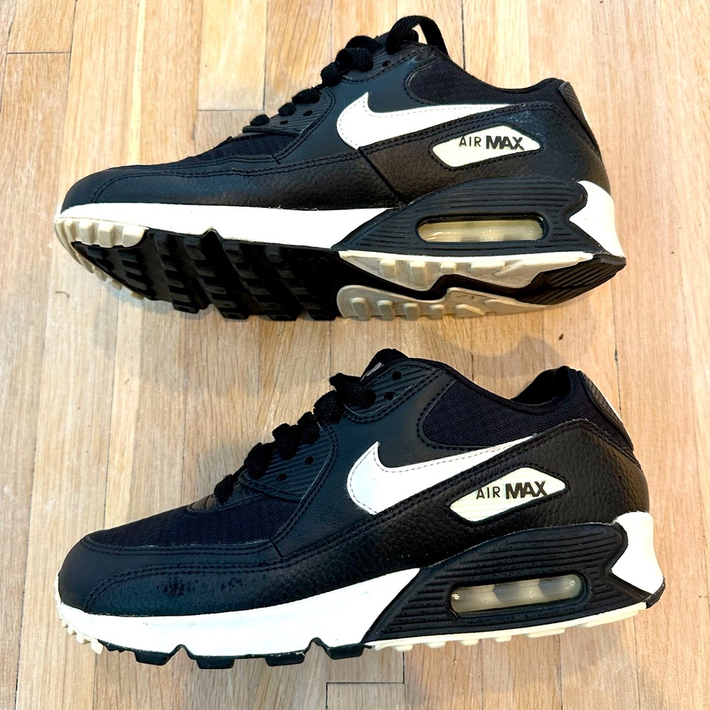 Women’s Nike Air Max 90 black & white sneakers - size 8